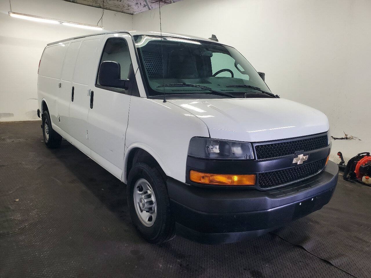 Used 2020 Chevrolet Express 3500 Extended w/ Driver Convenience Package RWD image 3