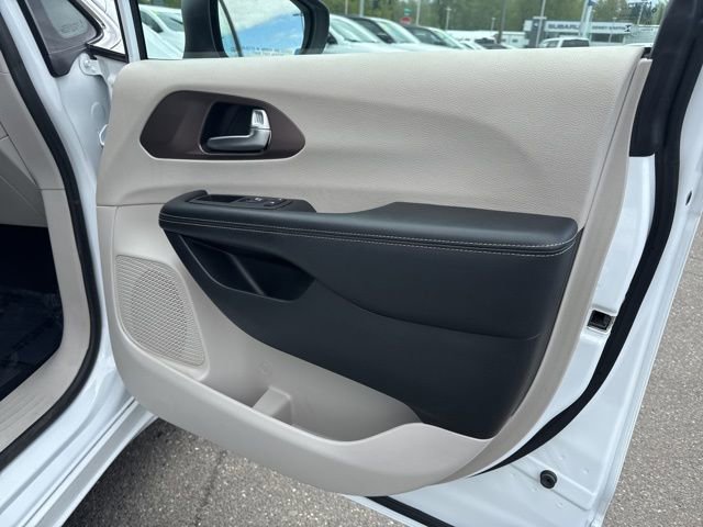 Used 2023 Chrysler Voyager LX FWD image 8