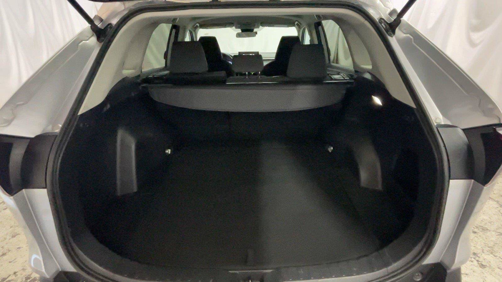 Used 2022 Toyota RAV4 LE AWD/4WD image 24