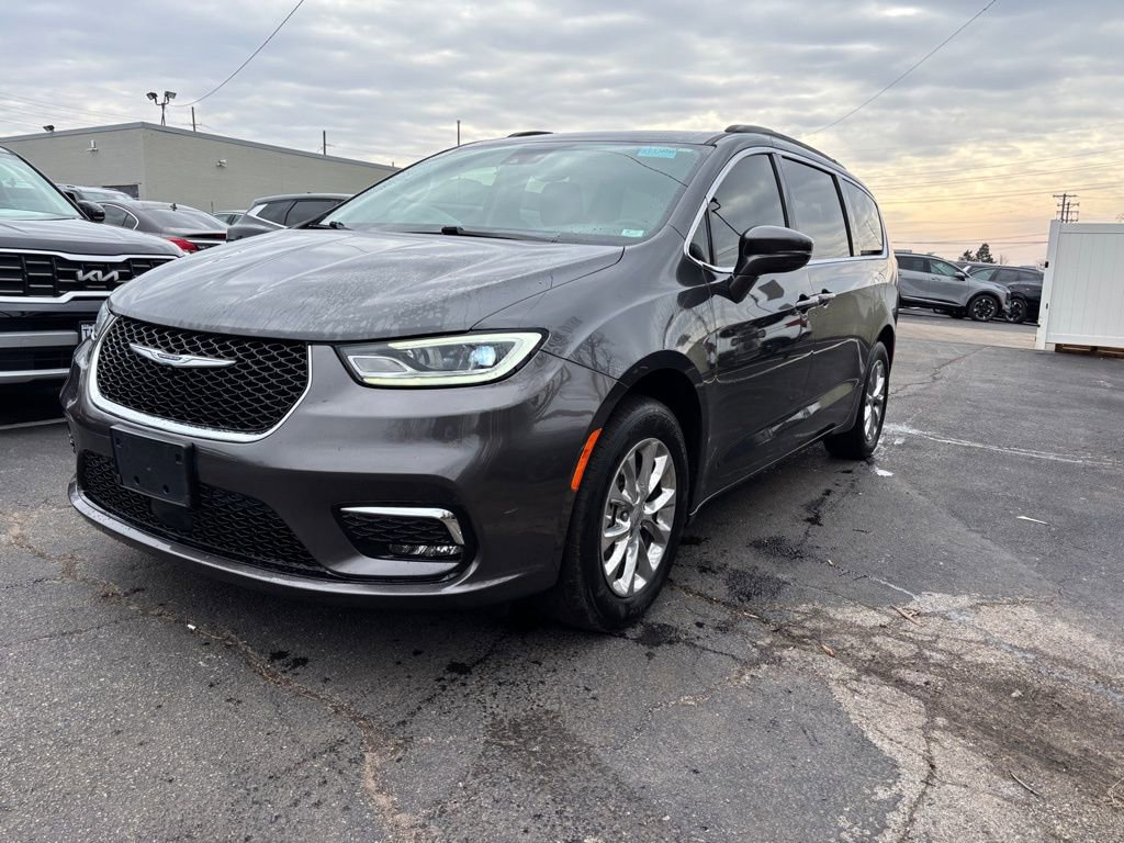 Used 2022 Chrysler Pacifica Touring-L image 3