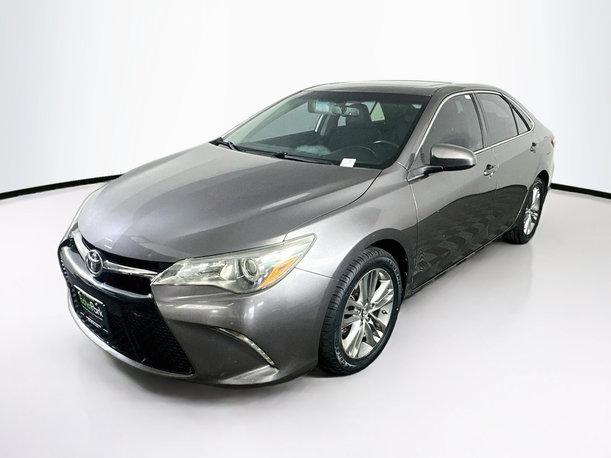 Used 2016 Toyota Camry SE w/ Moonroof Package FWD image 3