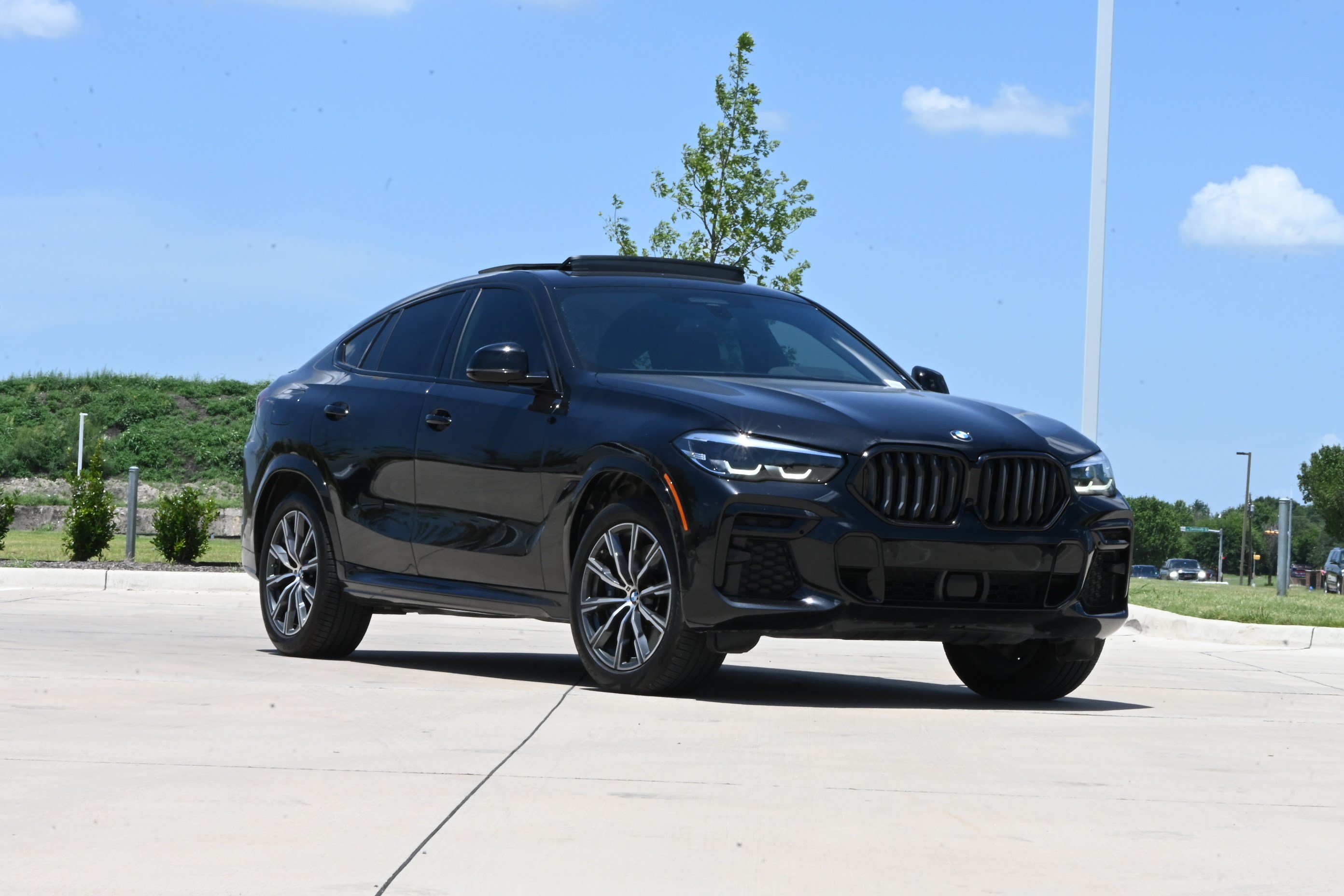 Certified 2022 BMW X6 M50i AWD/4WD image 2