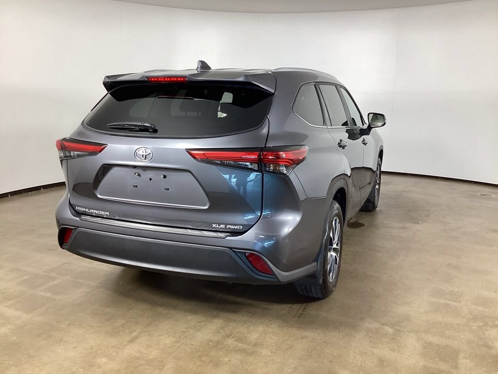 Used 2023 Toyota Highlander XLE AWD/4WD image 5