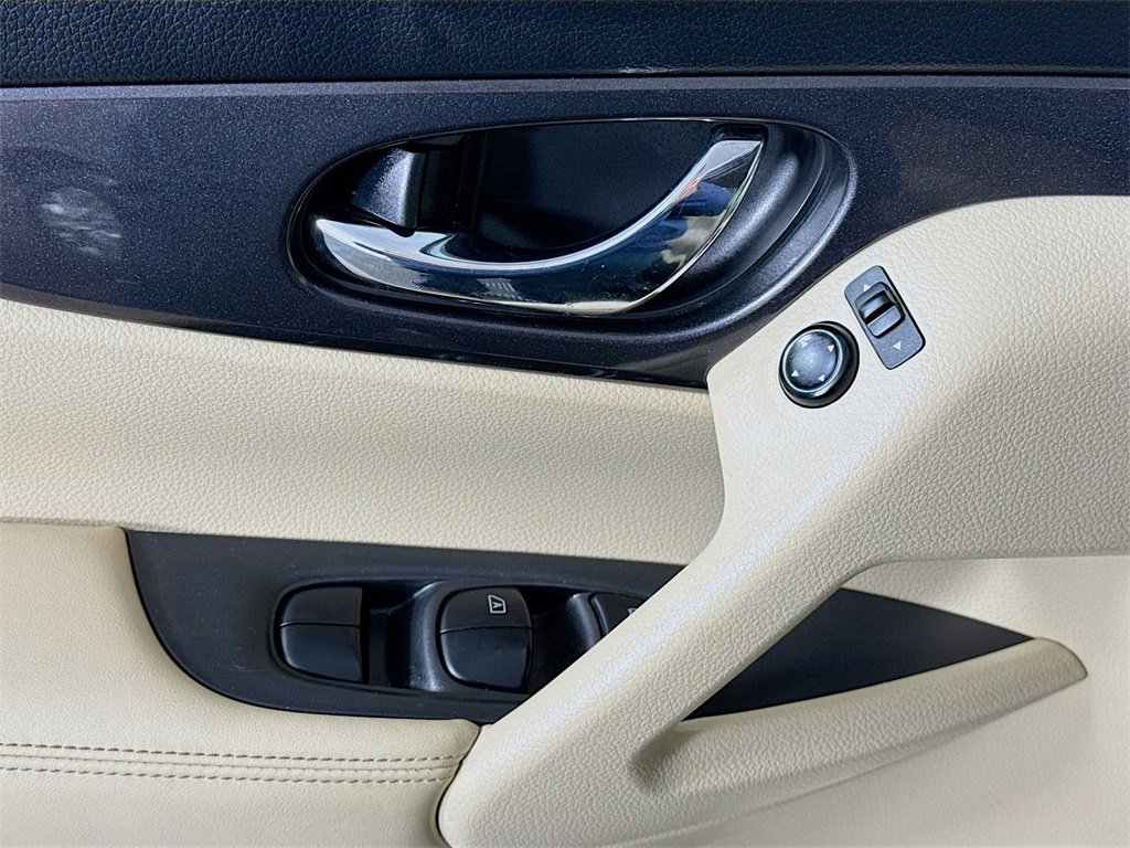 Used 2017 Nissan Rogue SV image 22