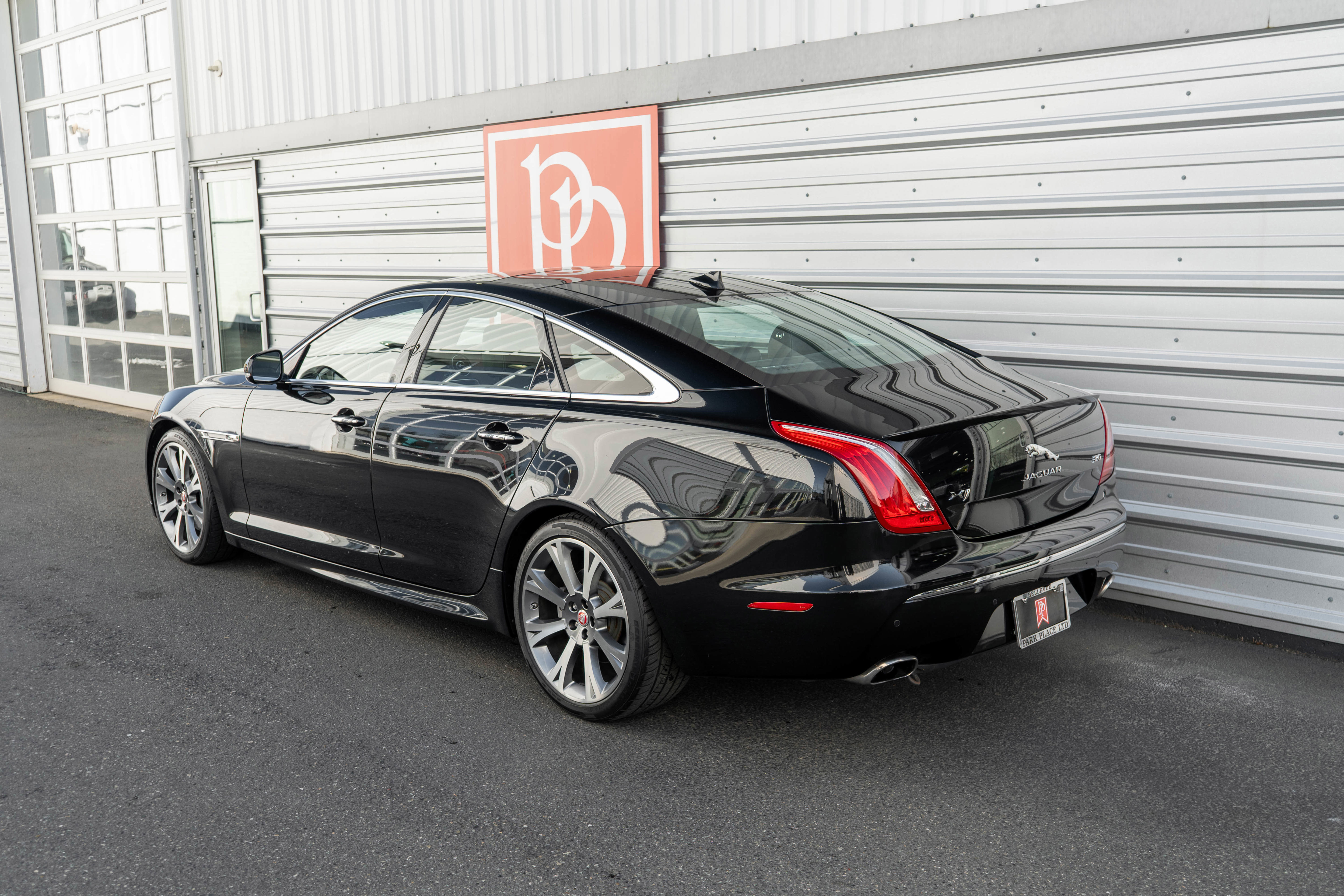 Used 2015 Jaguar XJ image 40