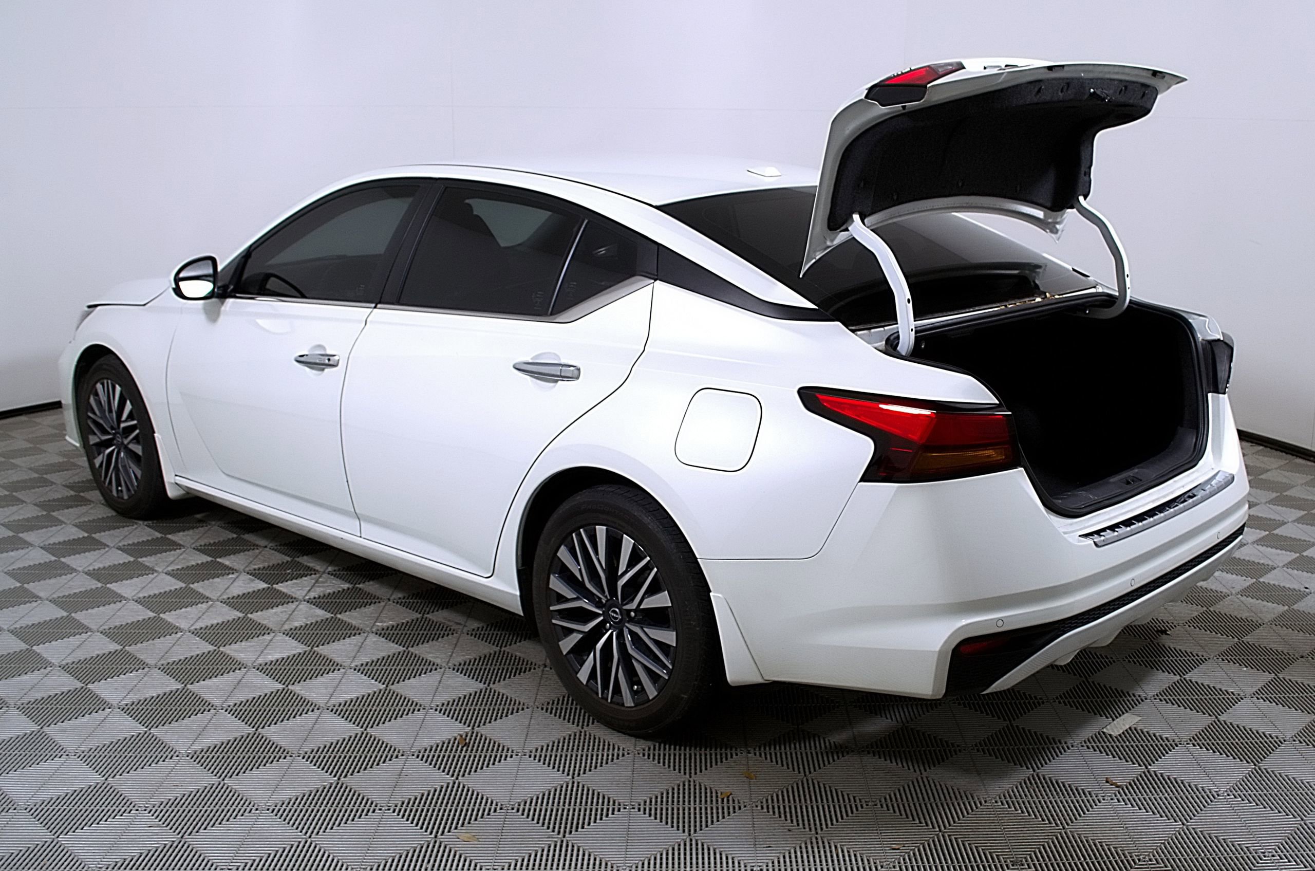 Used 2023 Nissan Altima 2.5 SV FWD image 10
