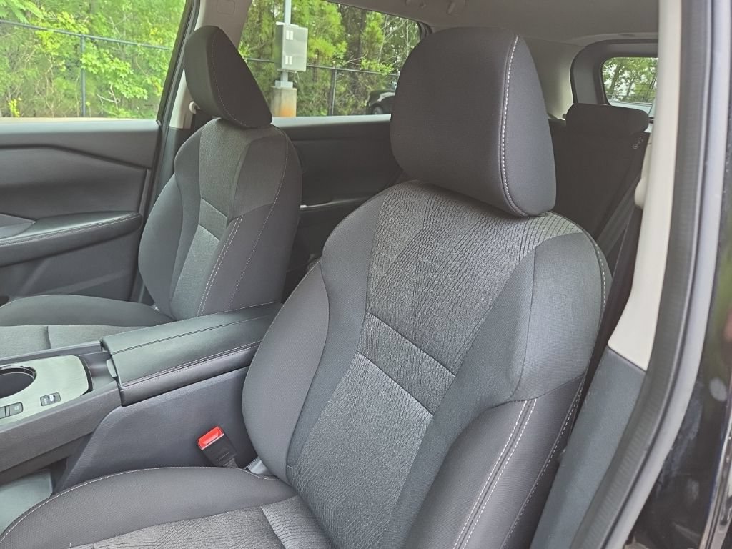 Certified 2025 Nissan Rogue SV FWD image 18
