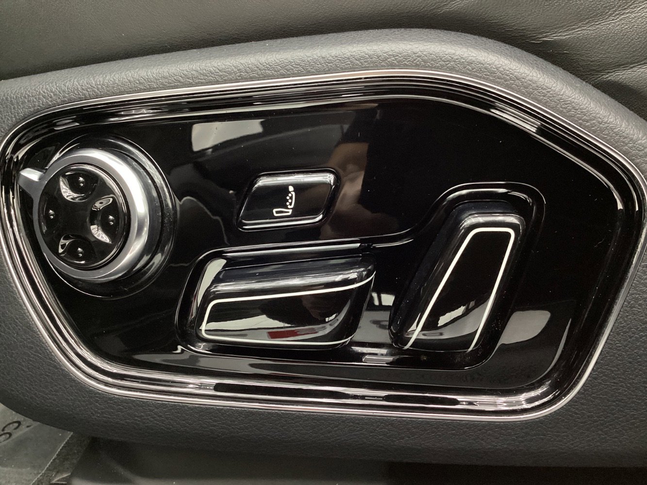 Used 2013 Audi S8 image 38