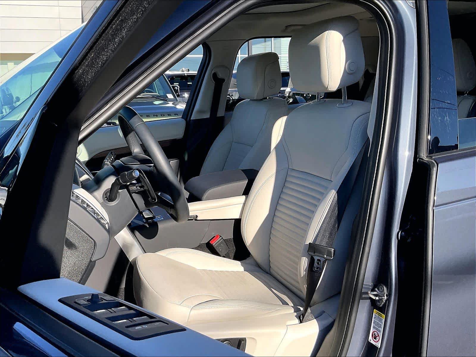 Used 2025 Land Rover Discovery S AWD/4WD image 27