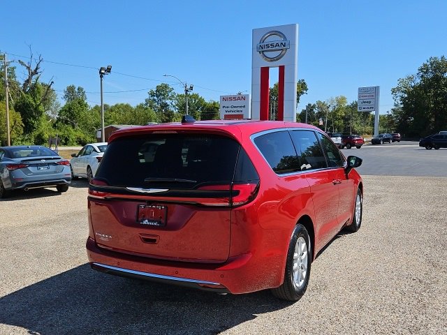 New 2026 Chrysler Pacifica Select image 8