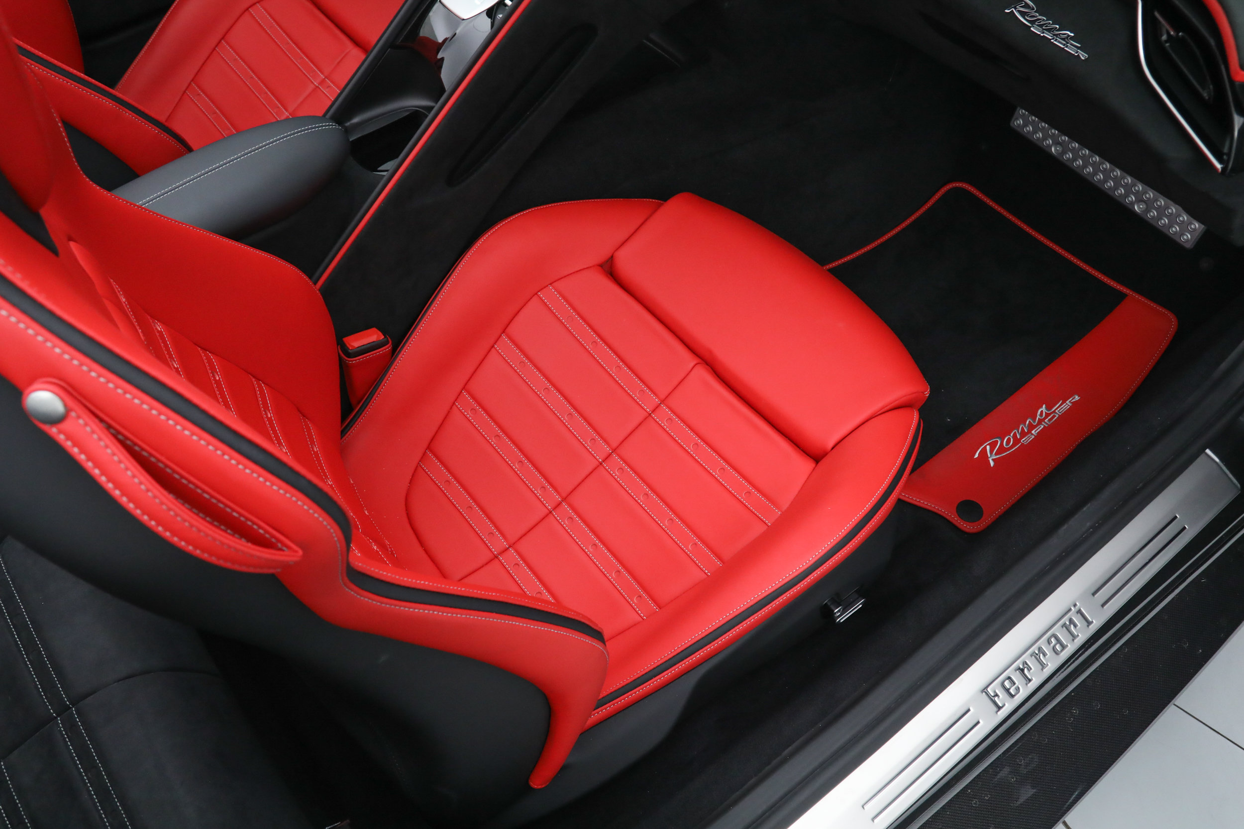 Certified 2025 Ferrari Roma Spider RWD image 33