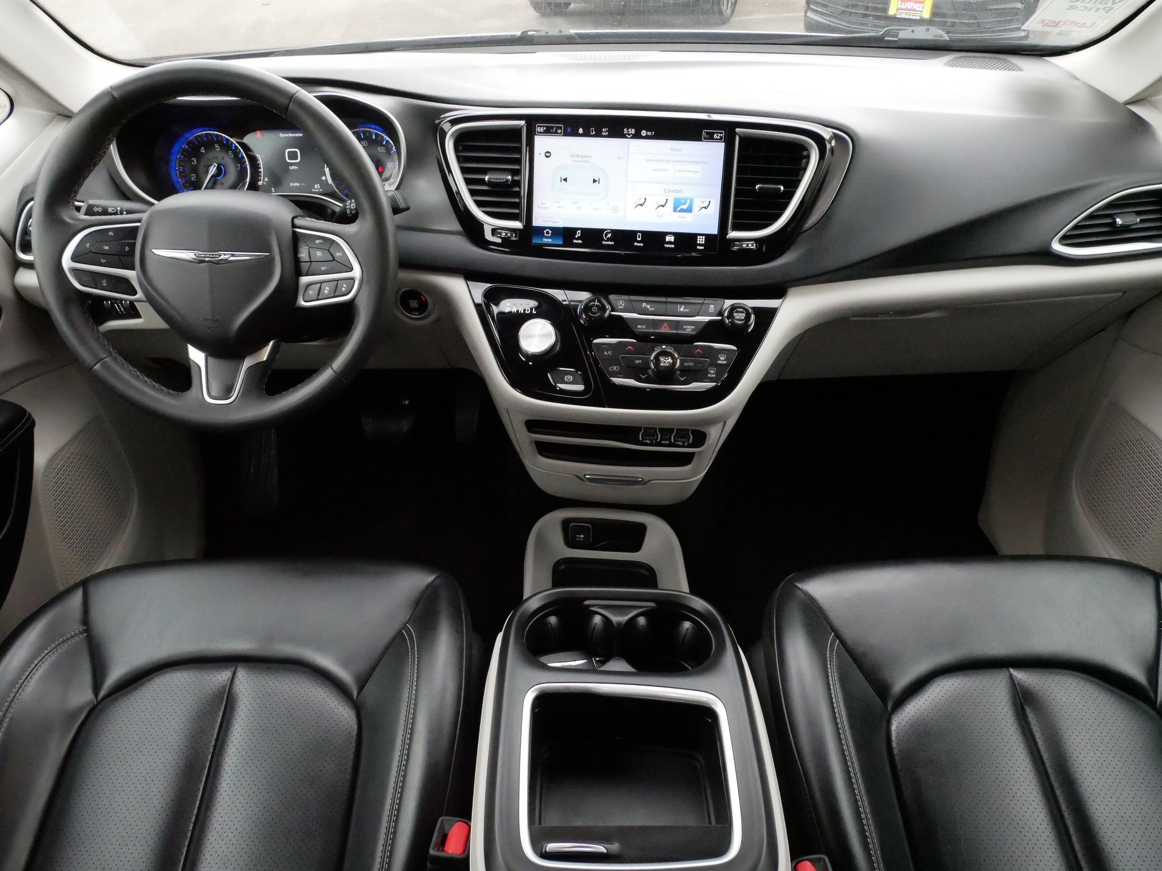 Used 2023 Chrysler Pacifica Touring-L image 10