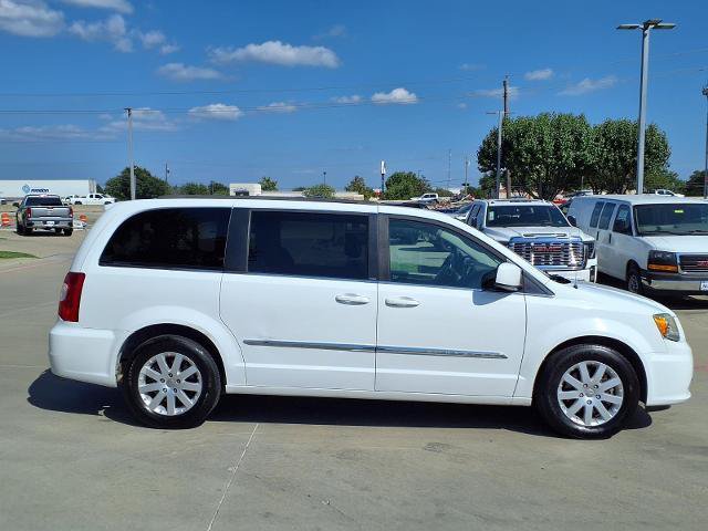 Used 2014 Chrysler Town & Country Touring FWD image 2
