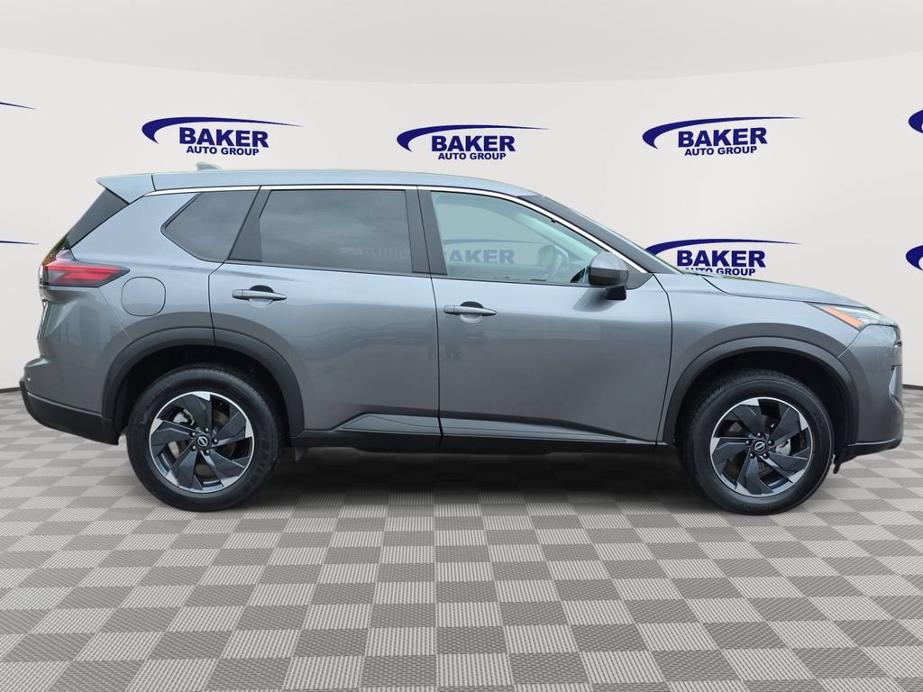 Used 2024 Nissan Rogue SV AWD/4WD image 2
