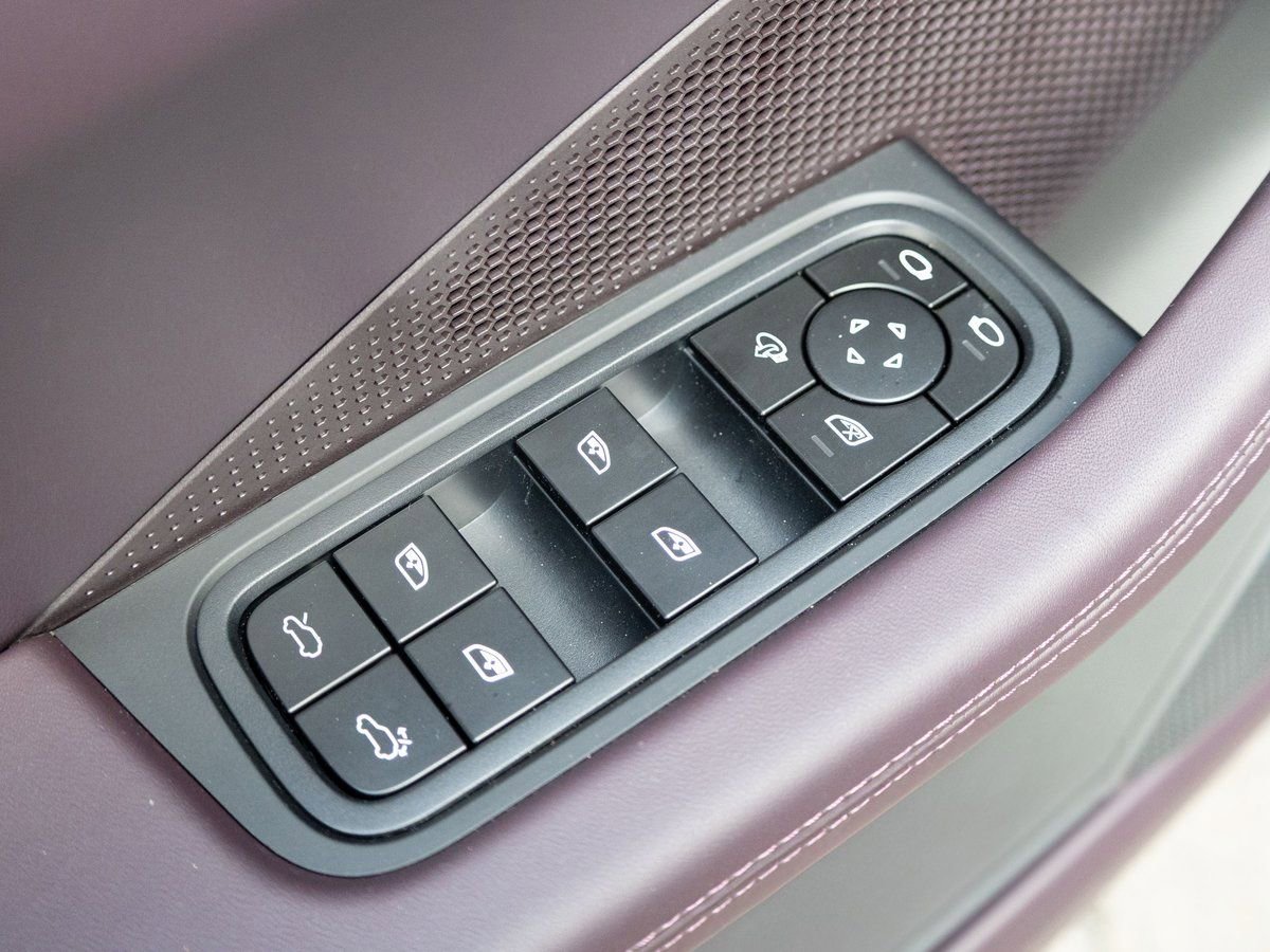 New 2025 Porsche Macan 4 Electric image 32