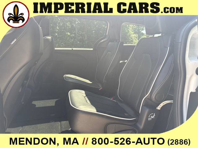New 2027 Chrysler Pacifica Limited w/ Family Tech Group AWD/4WD image 14