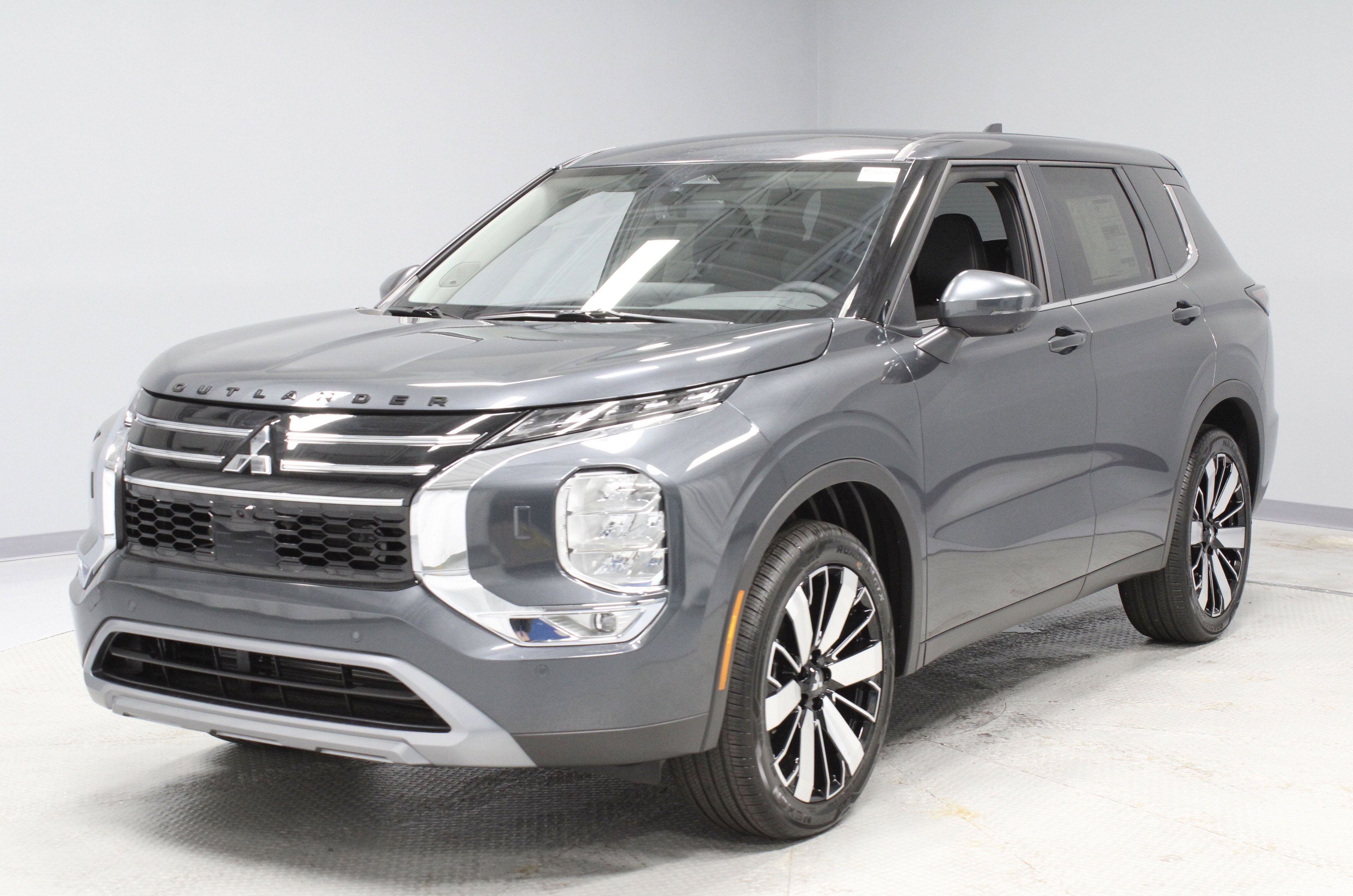 New 2025 Mitsubishi Outlander SE image 4