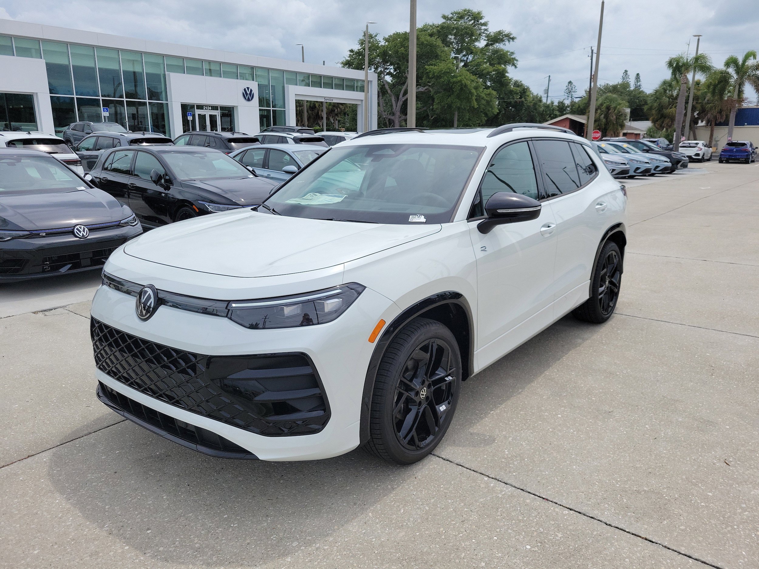 New 2026 Volkswagen Tiguan SE R-Line FWD image 8