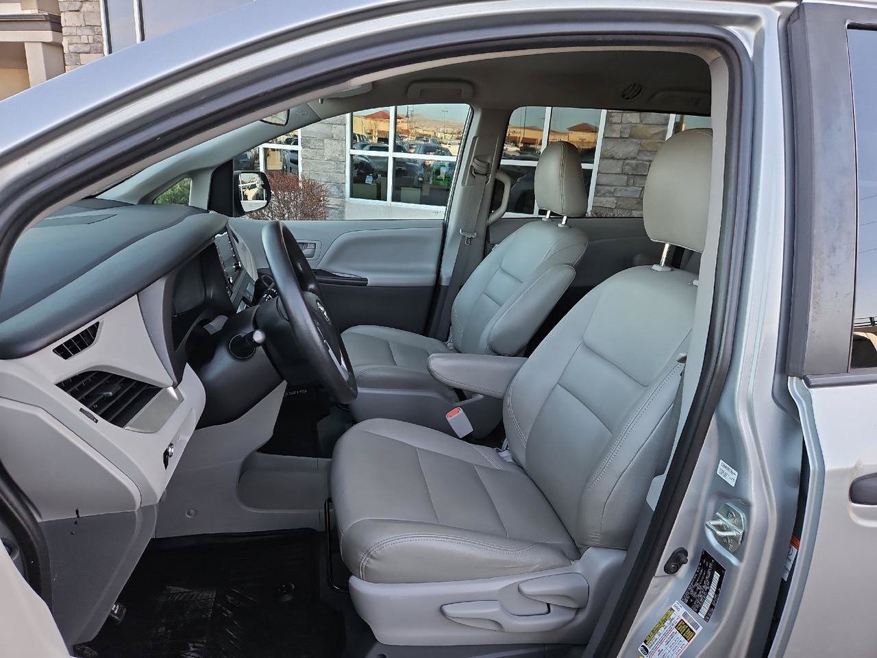 Used 2020 Toyota Sienna L FWD image 11