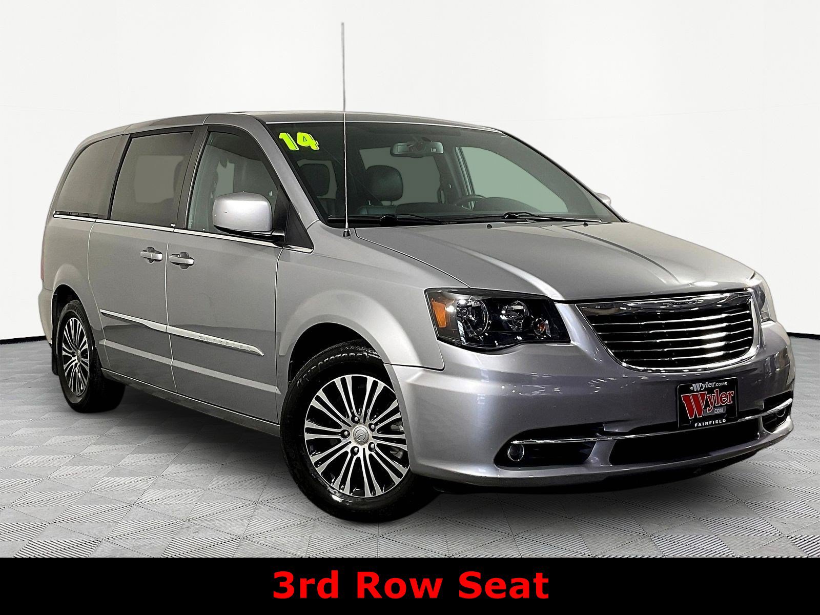 Used 2014 Chrysler Town & Country S FWD image 3