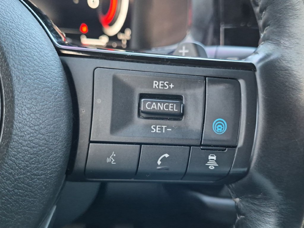 Used 2022 Nissan Pathfinder Platinum w/ Cargo Package FWD image 16