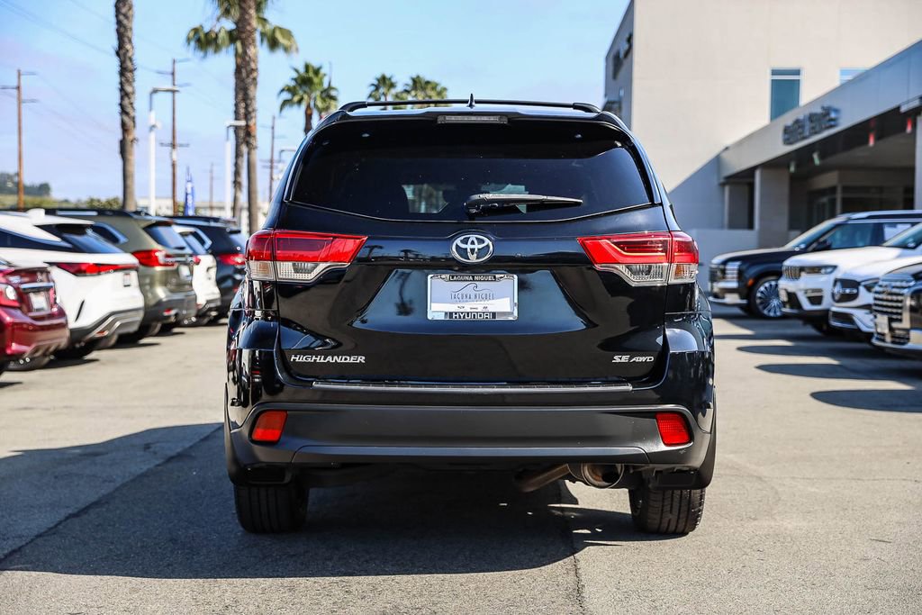 Used 2017 Toyota Highlander SE w/ Carpet Mat Package AWD/4WD image 5
