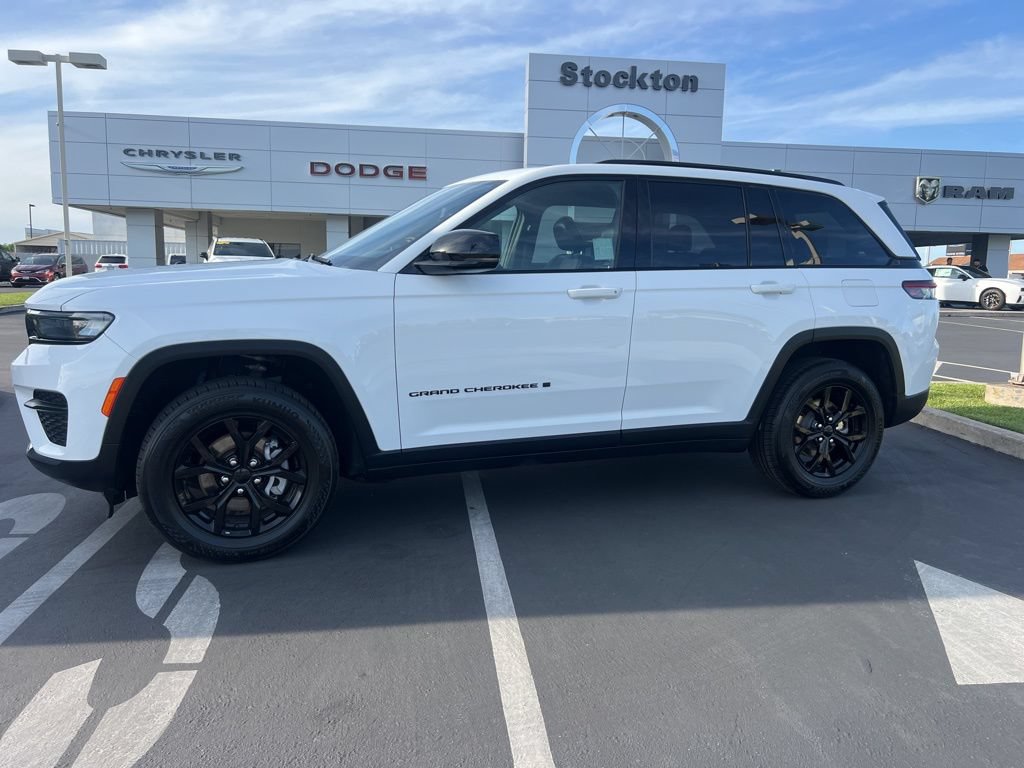Used 2024 Jeep Grand Cherokee Altitude RWD image 1