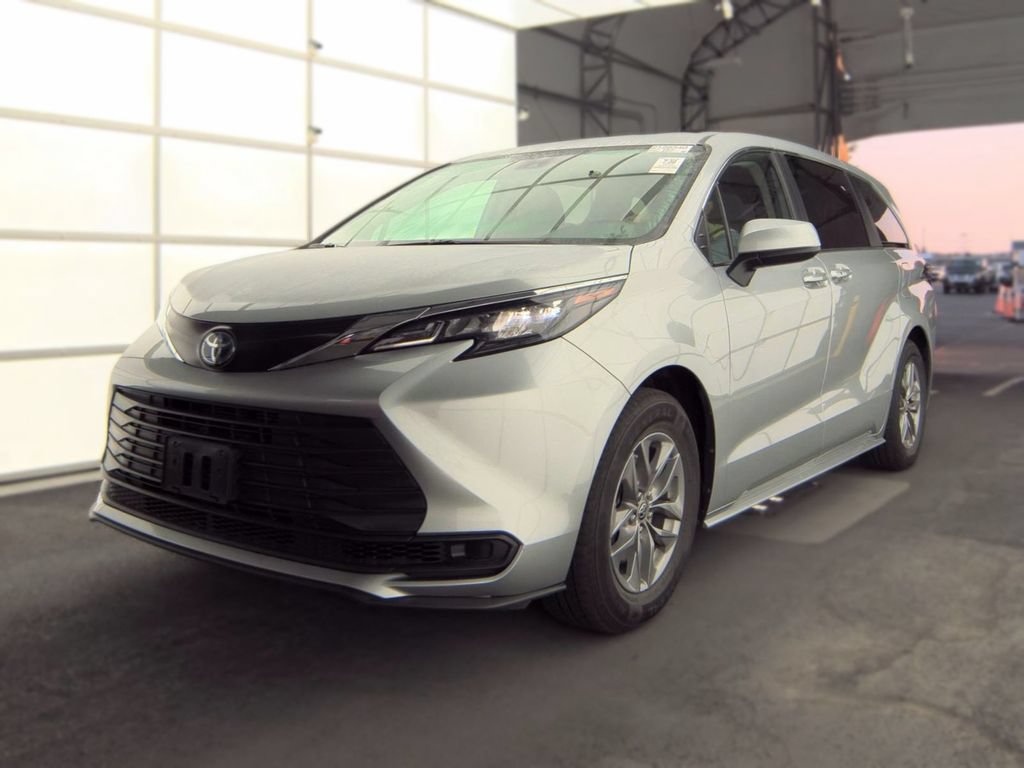 Certified 2024 Toyota Sienna LE AWD/4WD image 1