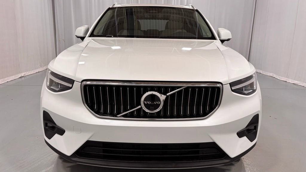 Certified 2023 Volvo XC40 B5 Plus w/ Driver Assist Package image 3