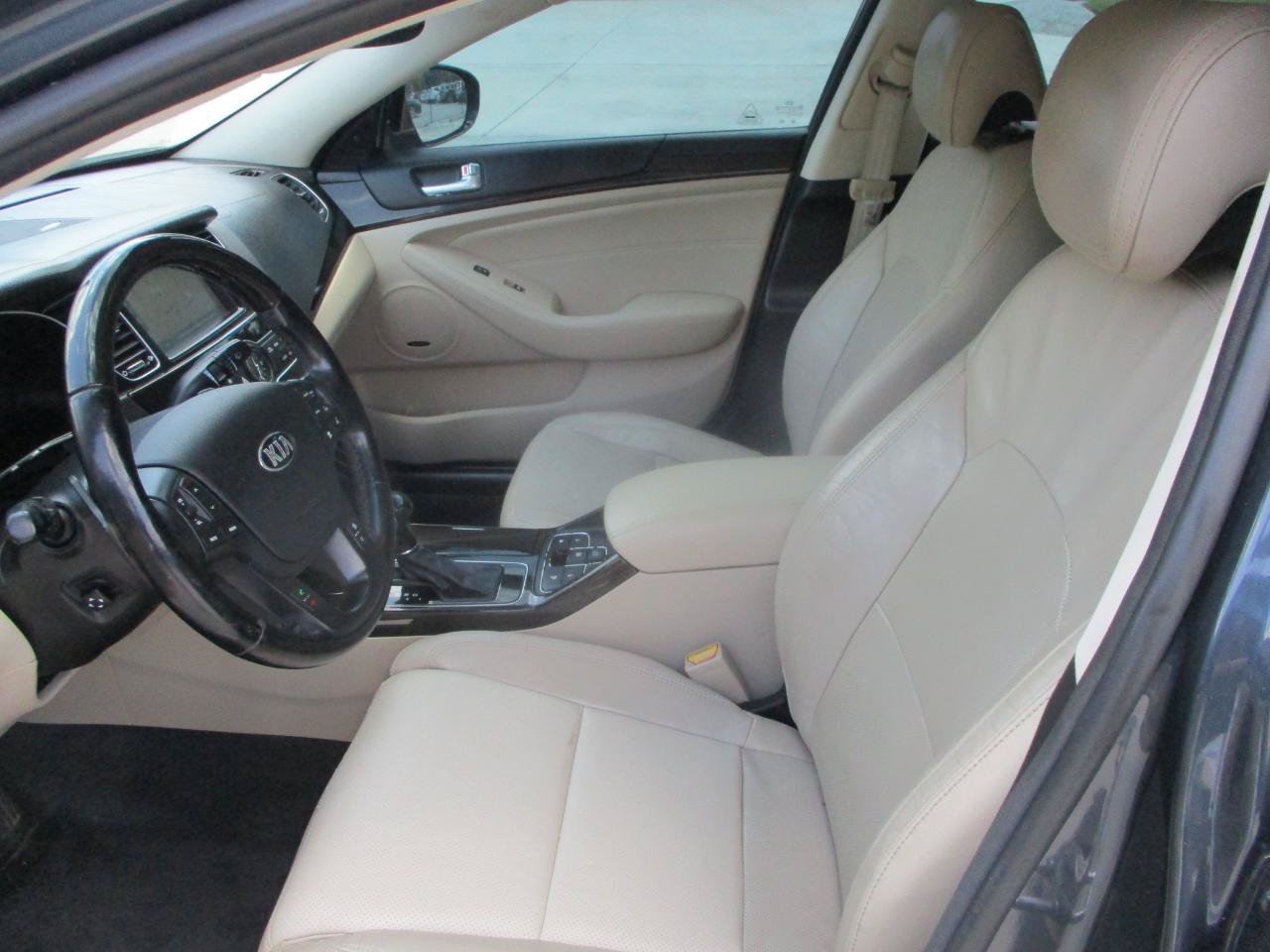 Used 2015 Kia Cadenza Premium w/ Technology Package FWD image 15