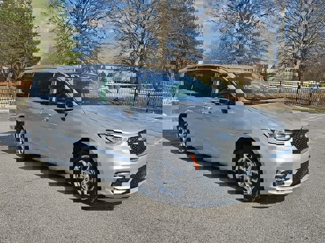 Used 2024 Chrysler Pacifica Touring-L image 7