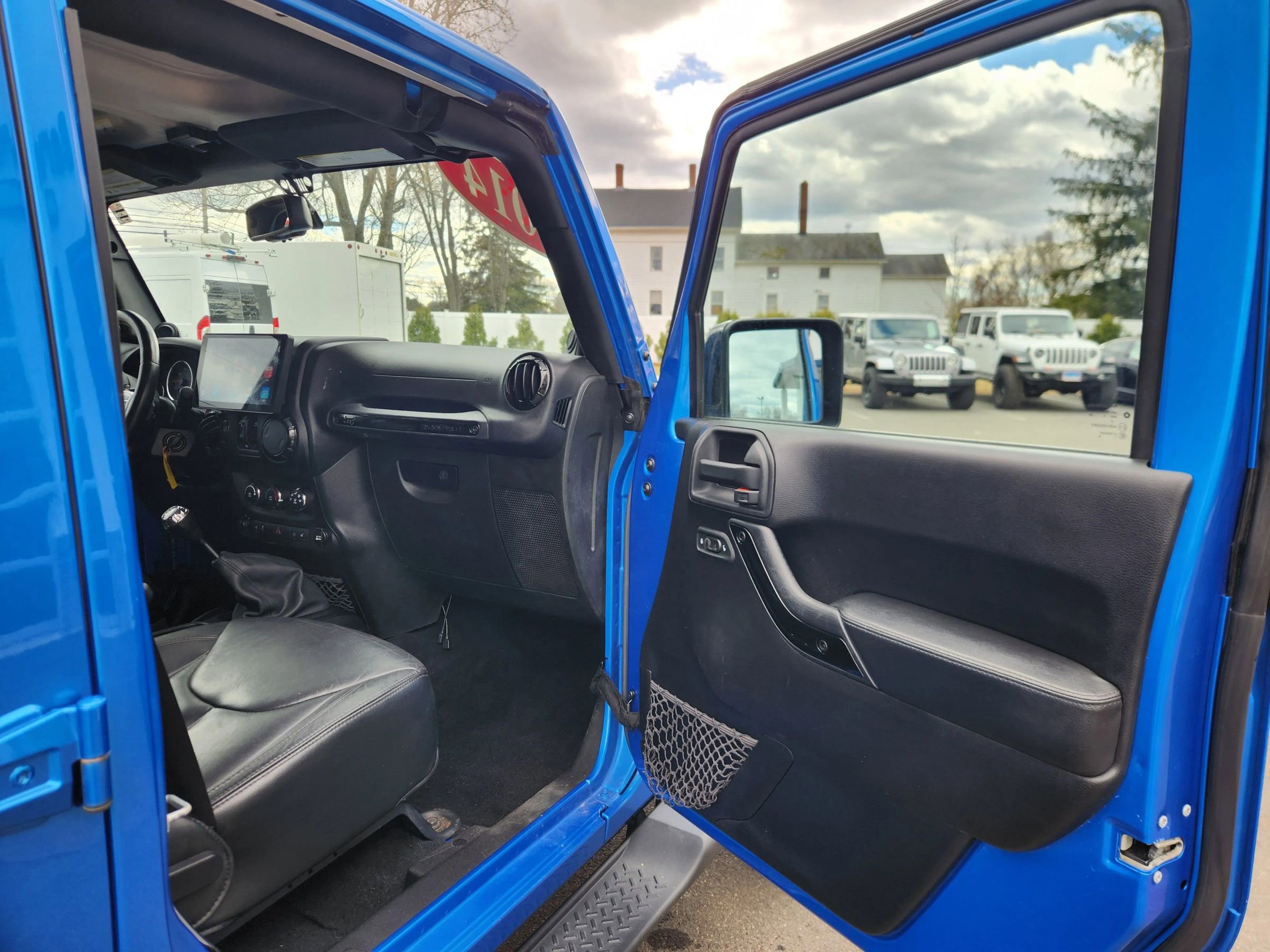 Used 2014 Jeep Wrangler Unlimited Sahara image 37