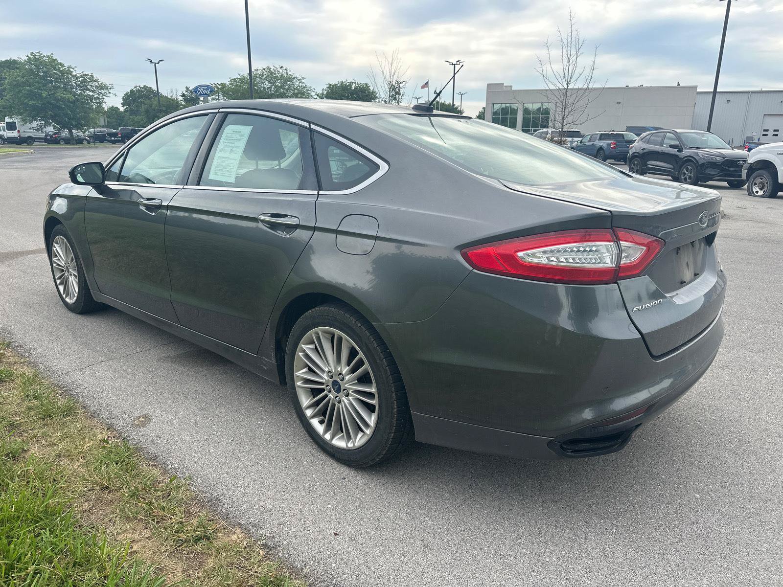 Used 2016 Ford Fusion SE w/ Equipment Group 202A FWD image 10