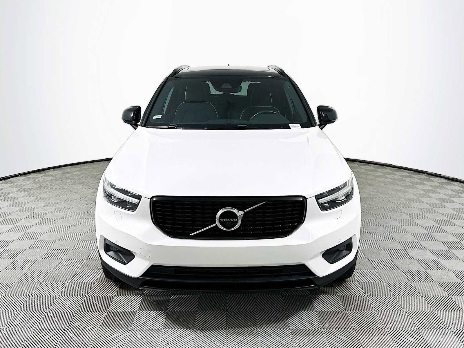 Used 2021 Volvo XC40 T5 R-Design image 2