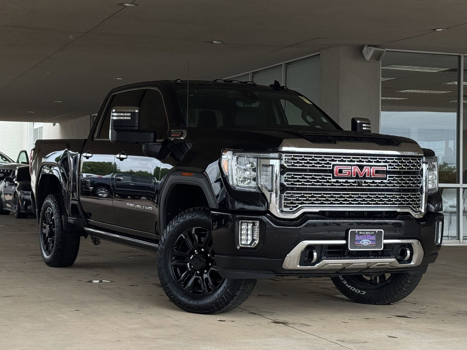 Used 2022 GMC Sierra 2500 Denali w/ Denali Black Diamond Edition AWD/4WD image 2