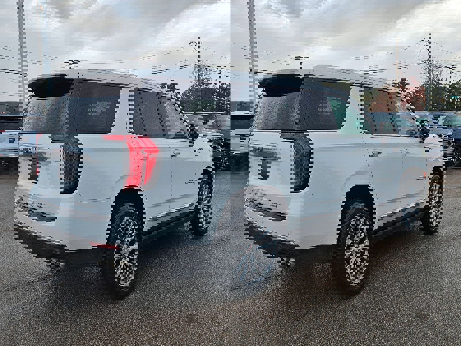 Used 2021 GMC Yukon Denali w/ Denali Premium Package image 6