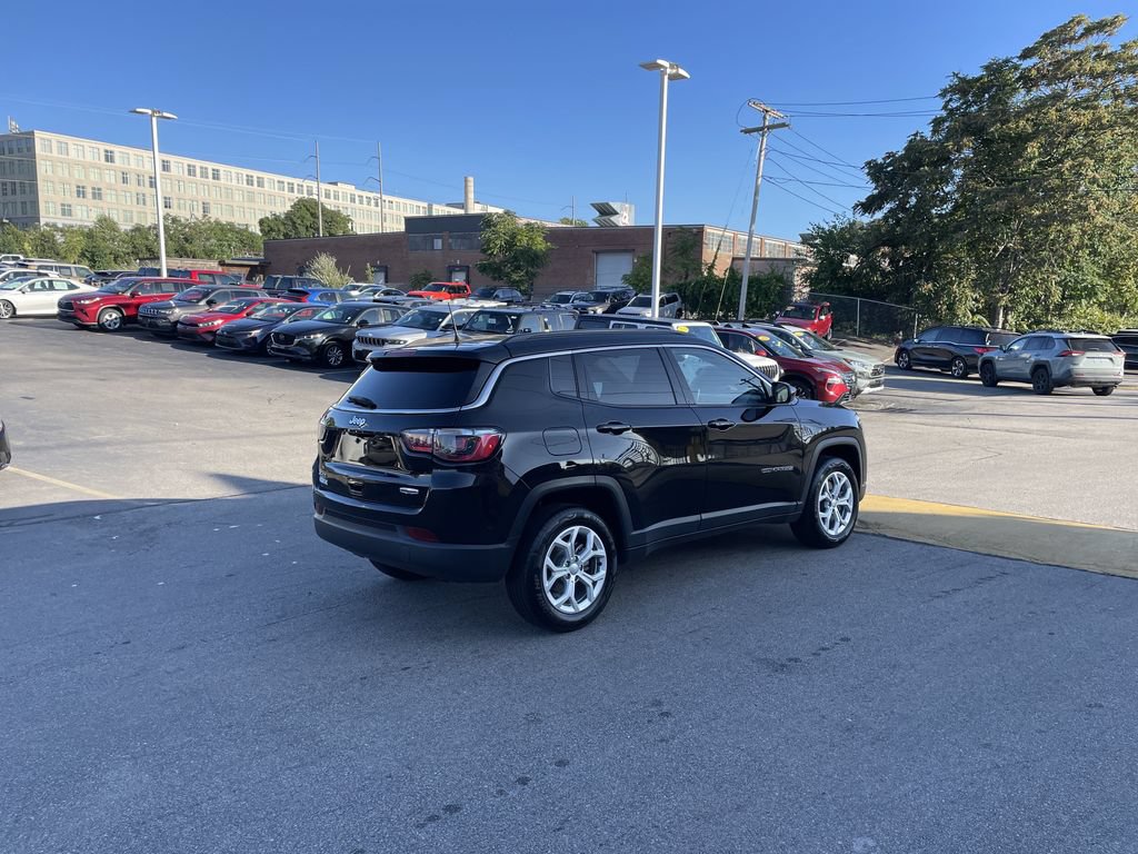 Used 2024 Jeep Compass Latitude AWD/4WD image 8