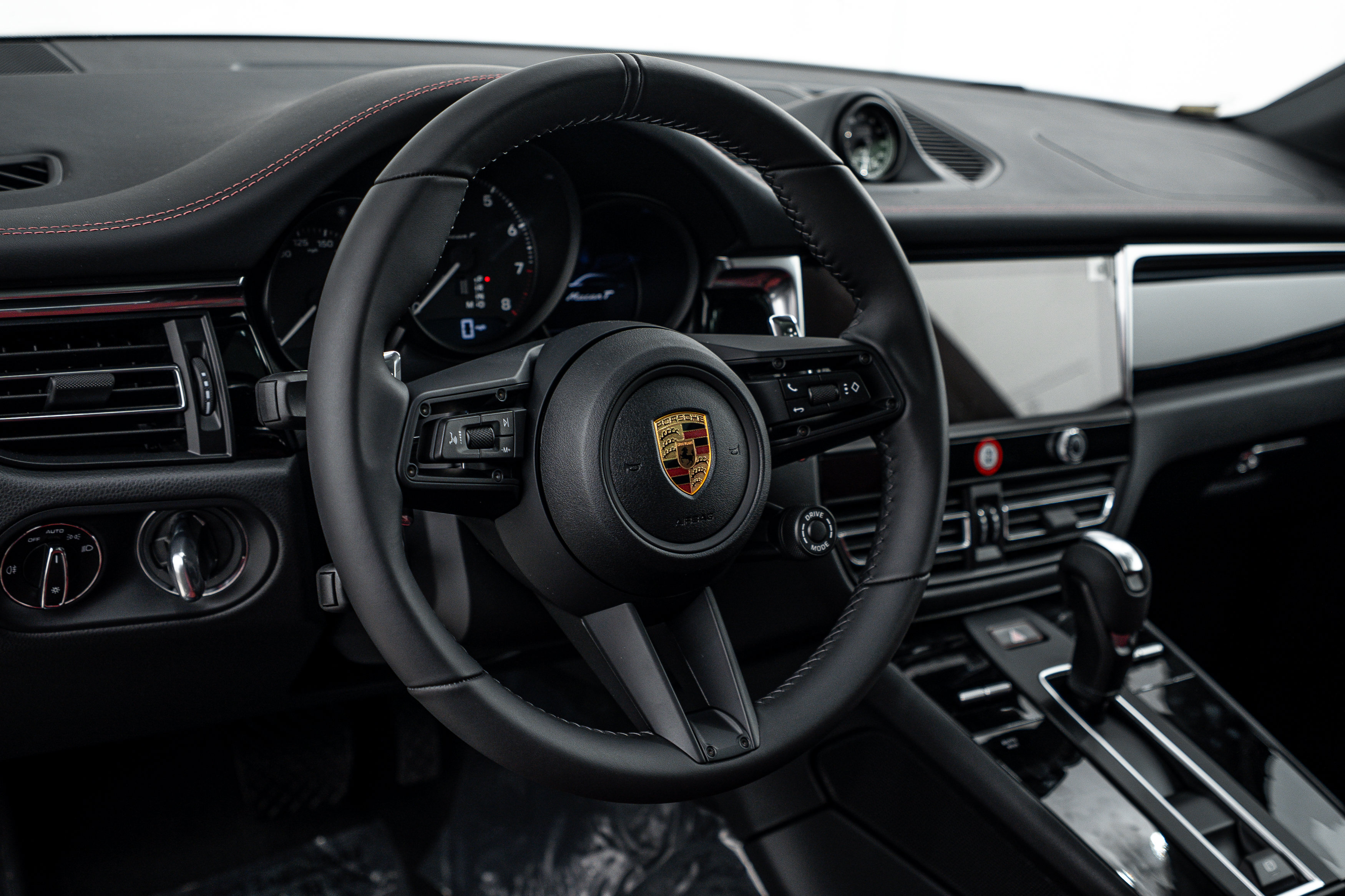 Certified 2026 Porsche Macan Turbo AWD/4WD image 16