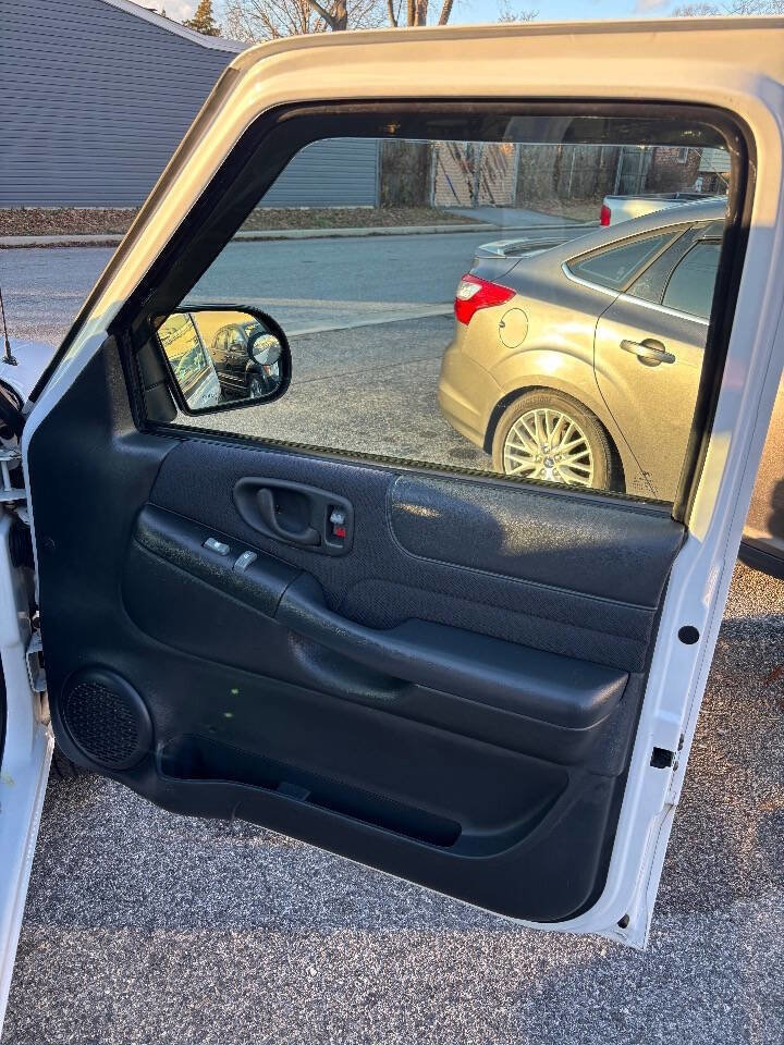 Used 2003 Chevrolet S10 Pickup LS image 19