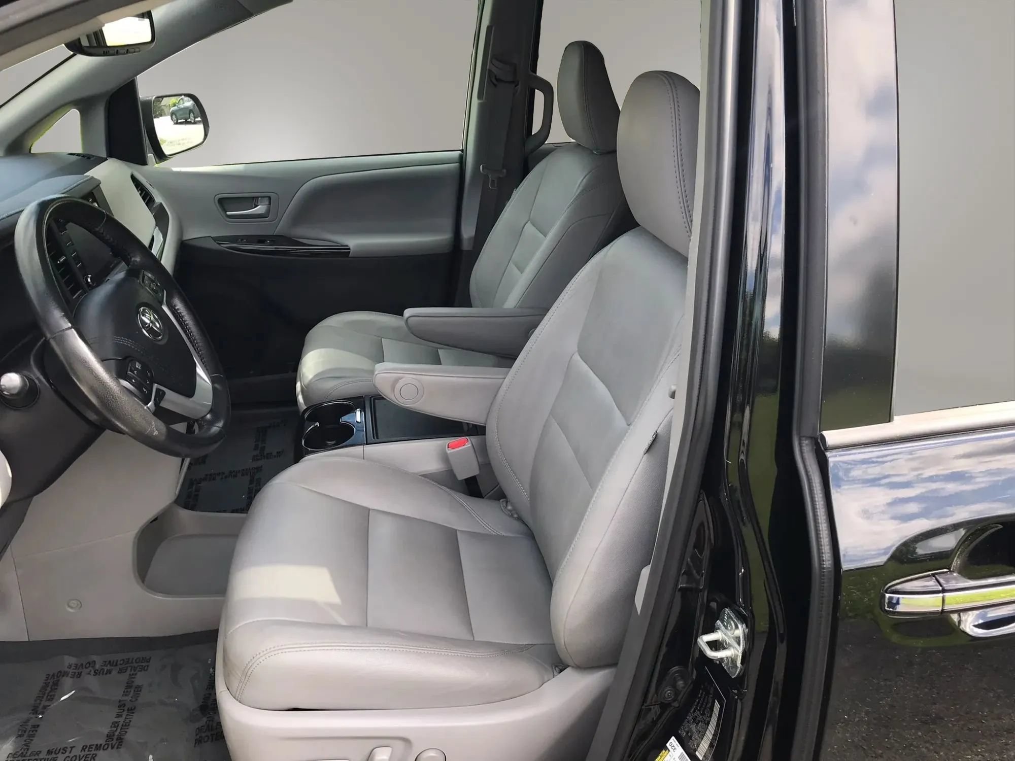 Used 2019 Toyota Sienna XLE AWD/4WD image 2