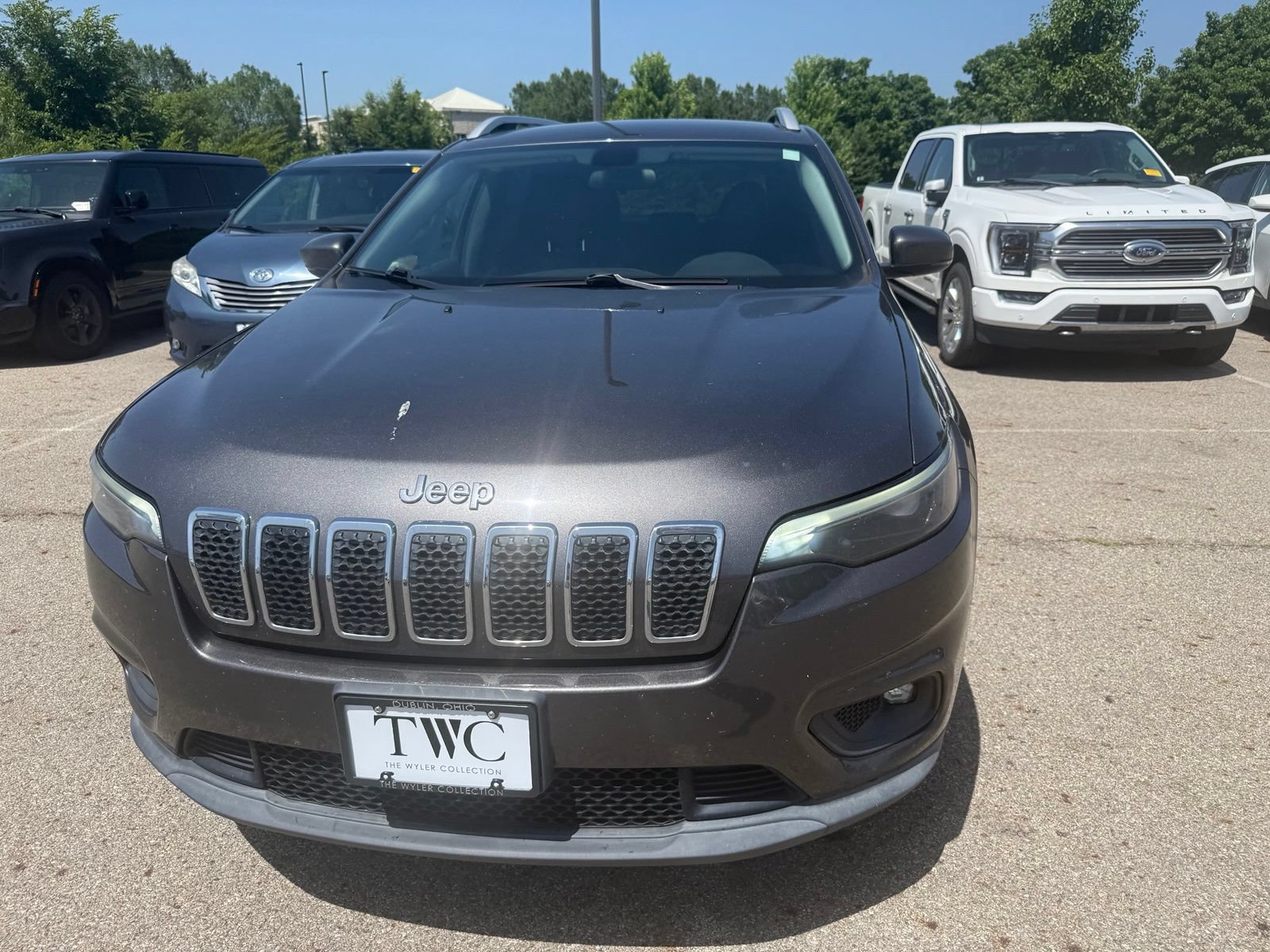 Used 2019 Jeep Cherokee Latitude Plus w/ Cold Weather Group AWD/4WD image 2