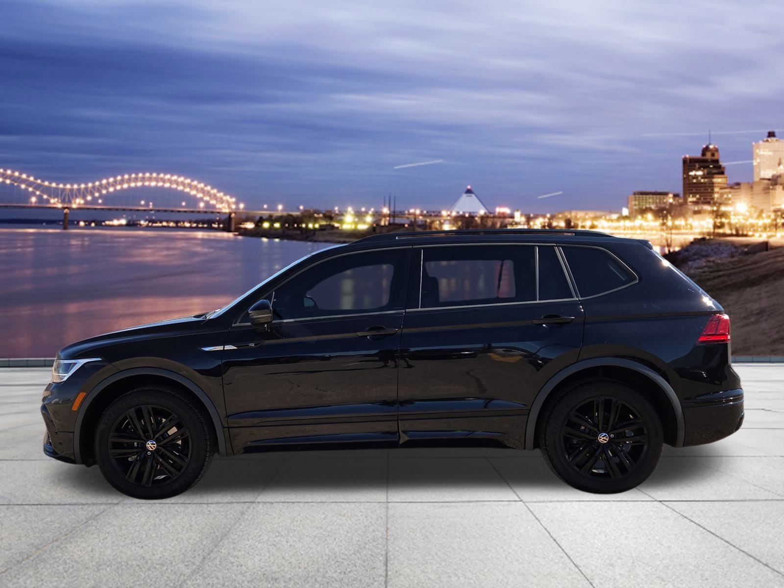 Used 2022 Volkswagen Tiguan SE R-Line image 2