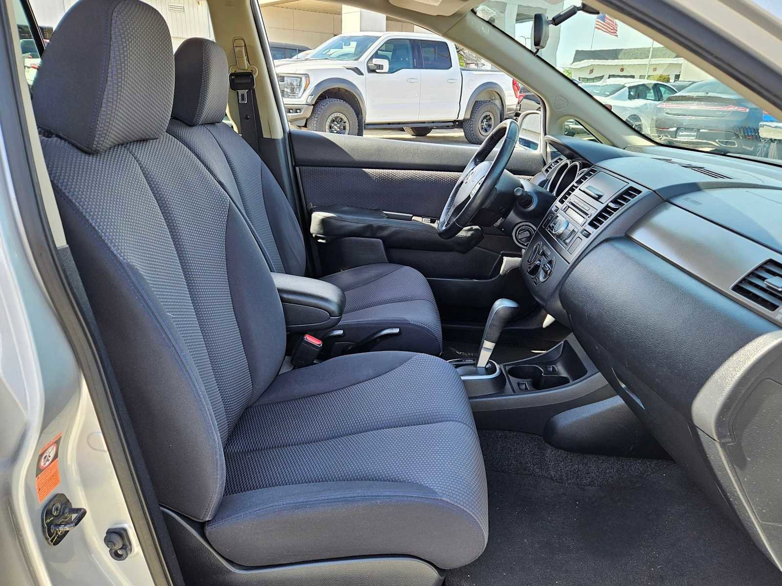 Used 2009 Nissan Versa SL w/ Convenience Pkg image 19