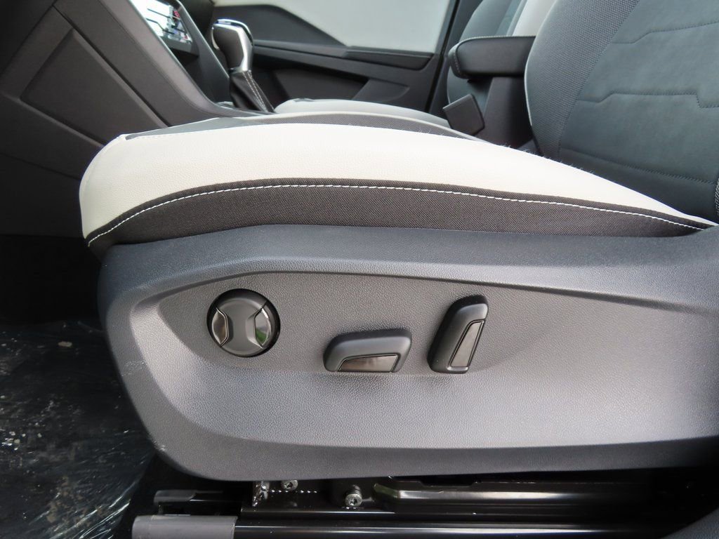 New 2026 Volkswagen Taos SE image 8