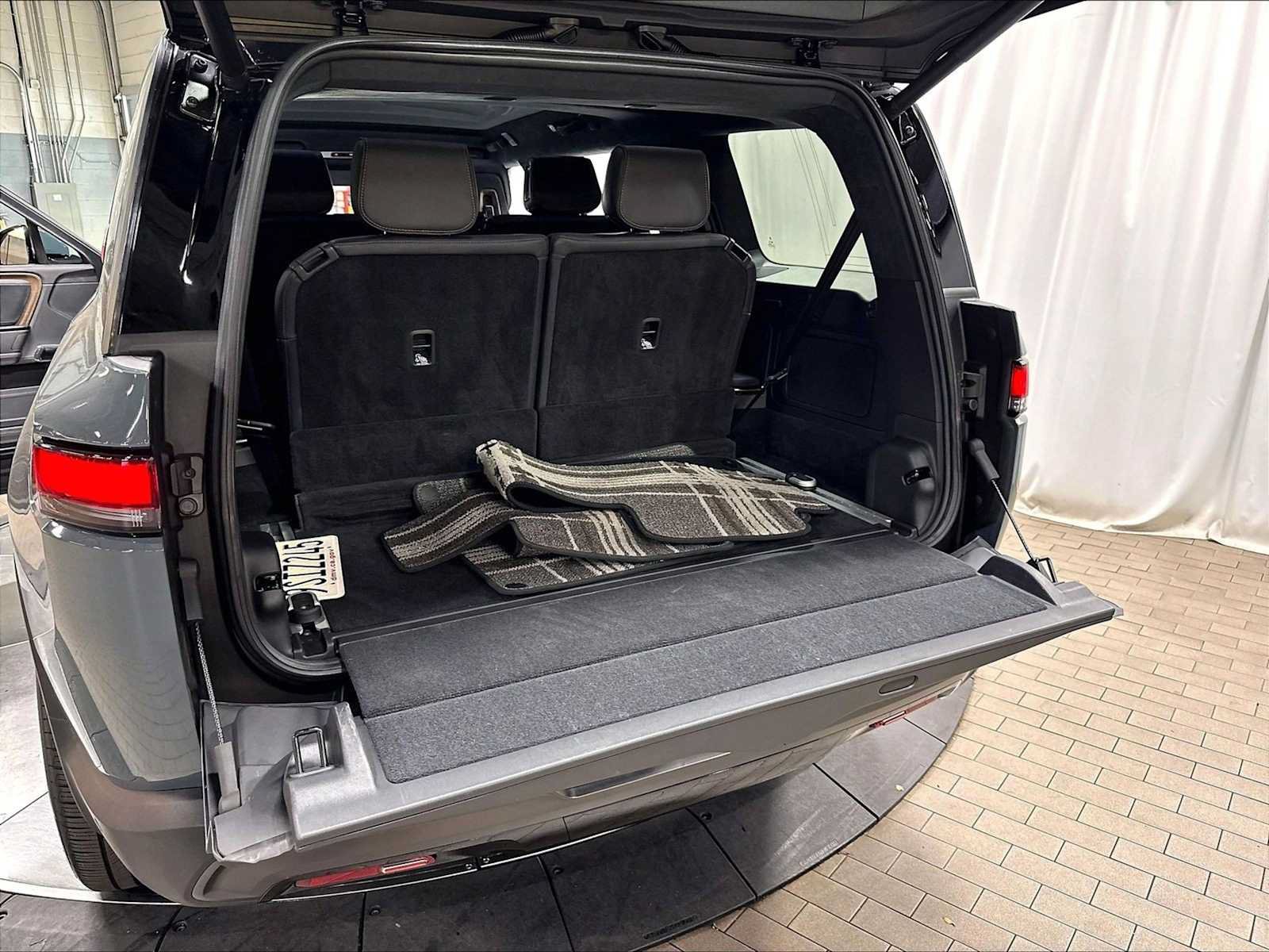Used 2025 Rivian R1S Premium AWD/4WD image 40
