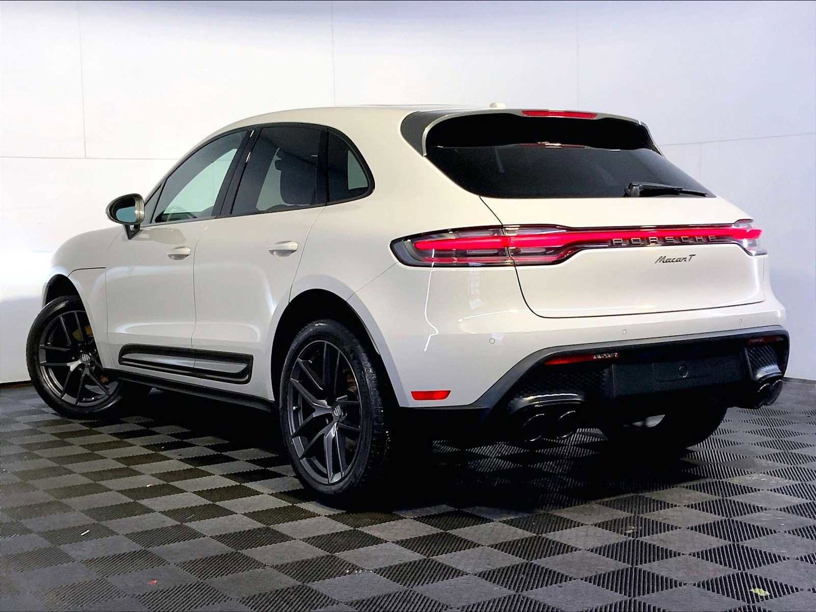 Certified 2023 Porsche Macan Turbo image 3