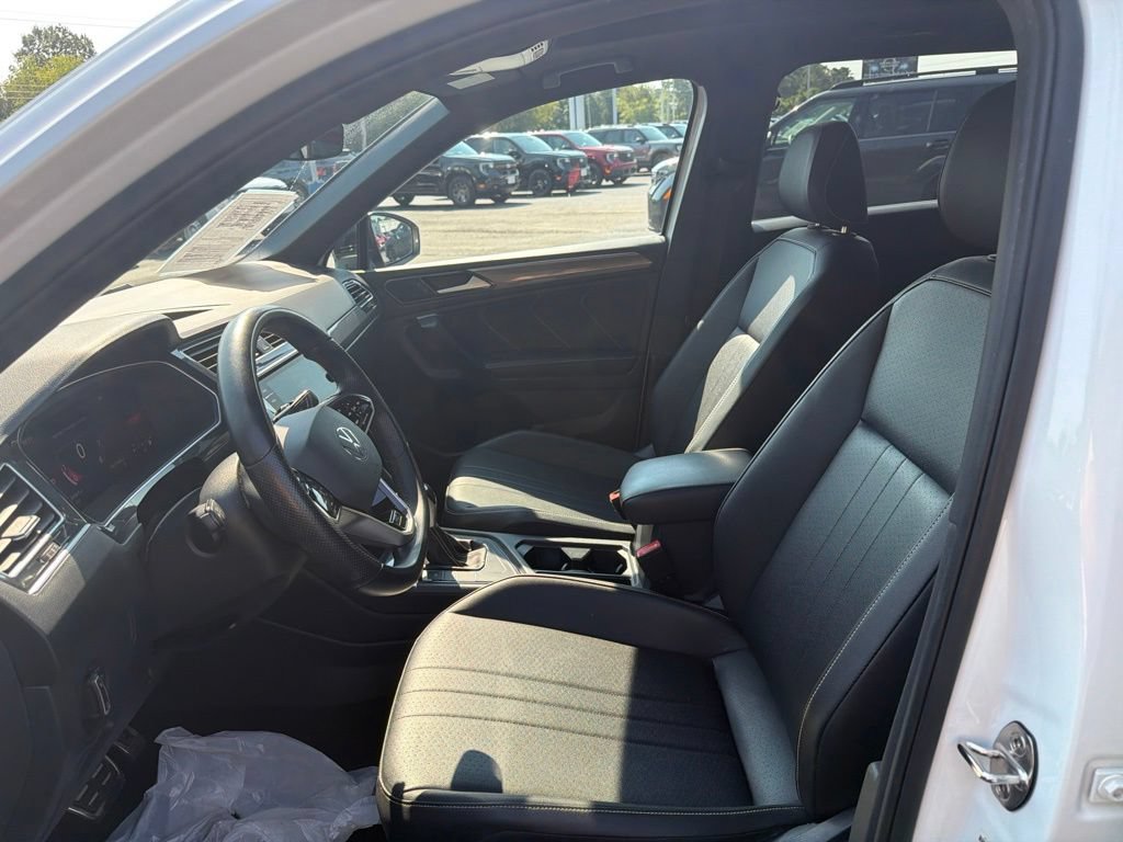 Used 2023 Volkswagen Tiguan SE R-Line FWD image 19