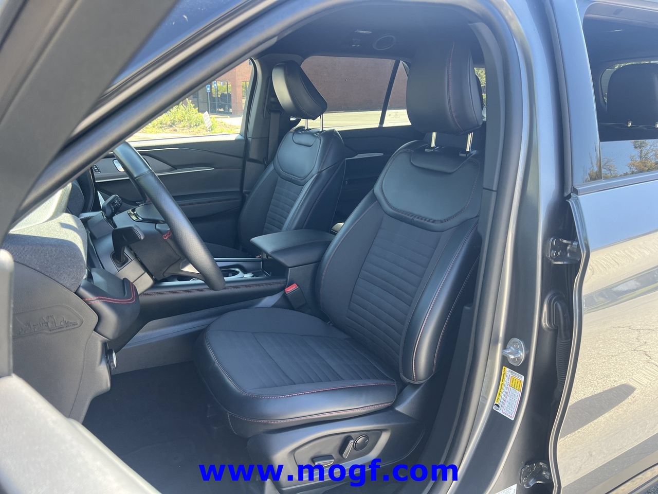 Certified 2025 Ford Explorer ST-Line AWD/4WD image 18