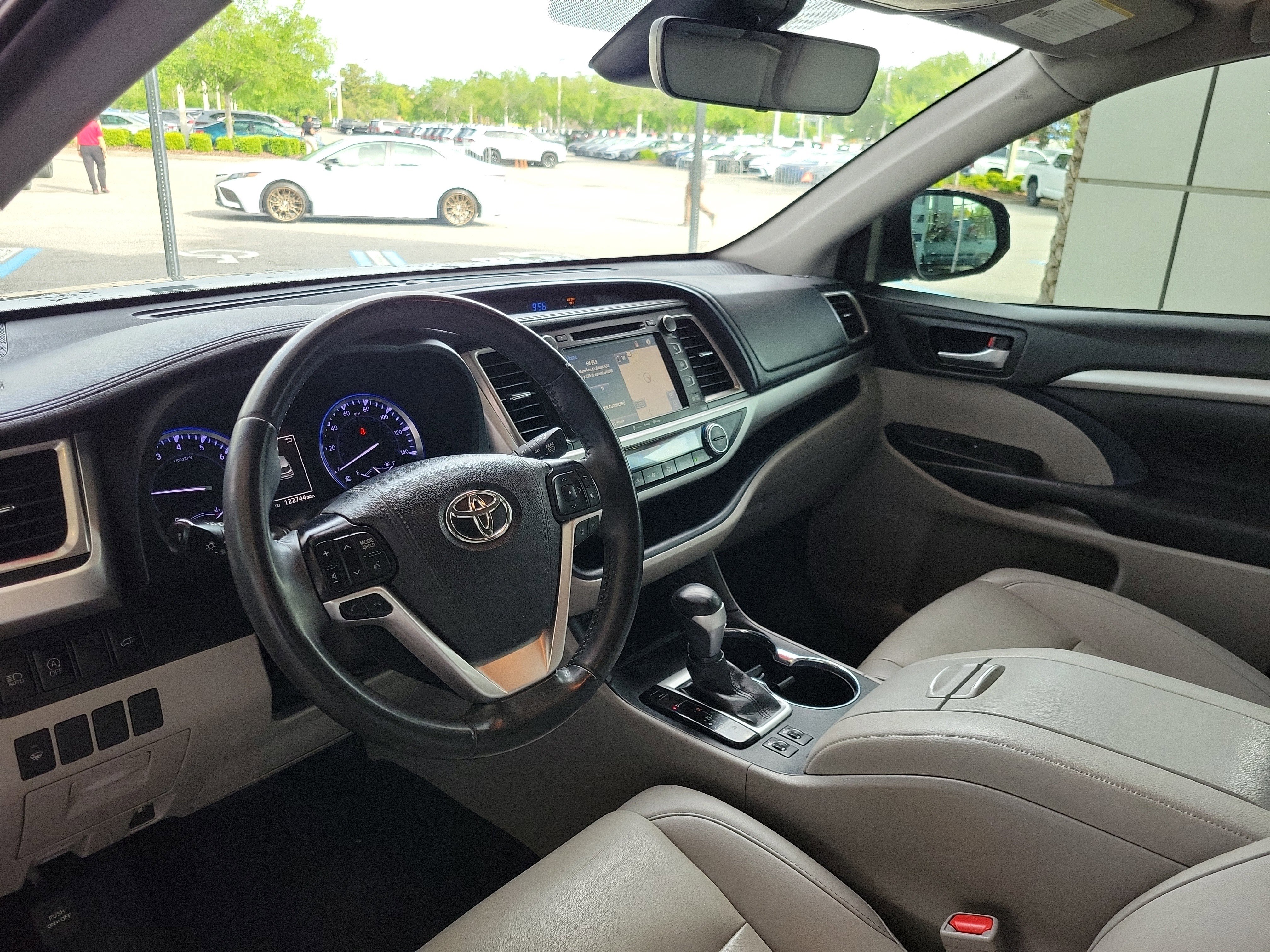Used 2019 Toyota Highlander XLE image 12