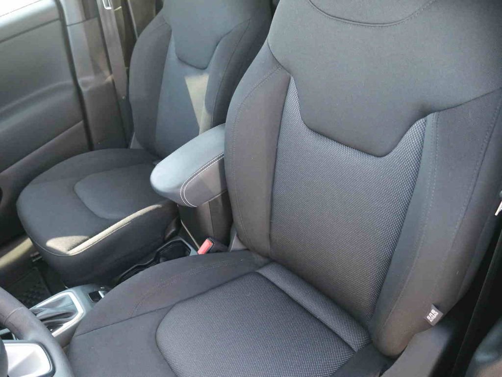 Certified 2023 Jeep Renegade Latitude image 24